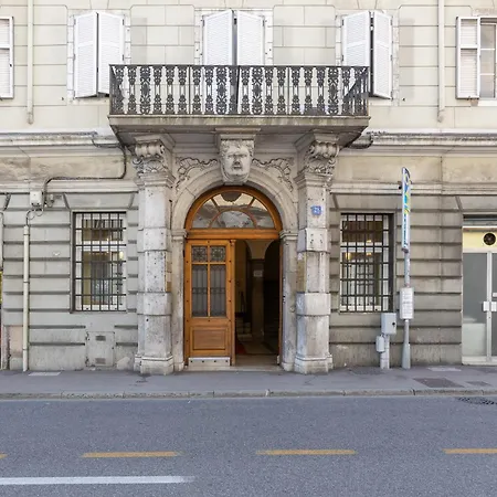 Centro I Roma 28 *